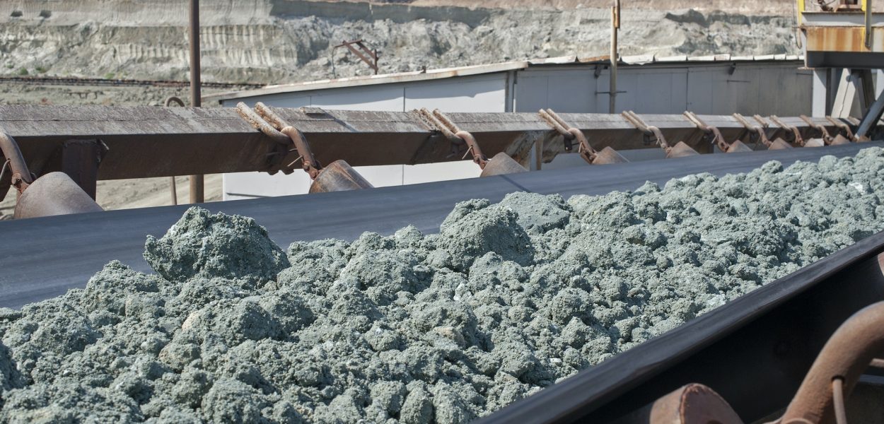 Conveyor belt moves raw materials